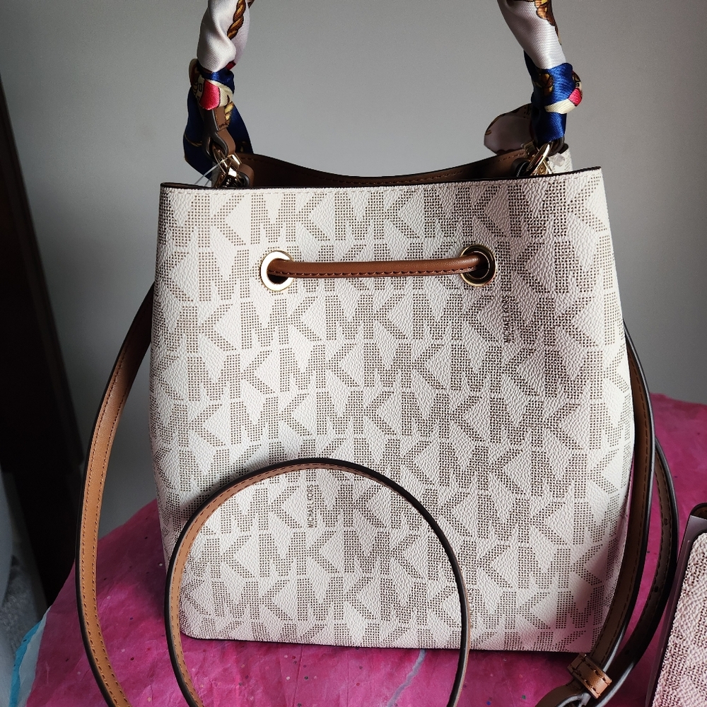 Michael Kors Bucket Messenger 3 Pc set NWT - Picture 5 of 16